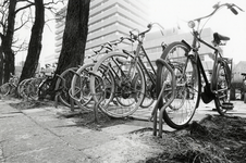 169243 Afbeelding van fietsen in de fietsklemmen bij het N.S.-station Den Haag C.S. te Den Haag.